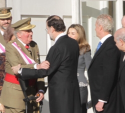 Su Majestad el Rey recibe el saludo del presidente del Gobierno, en presencia de Su Majestad la Reina, los Príncipes de Asturias y los ministros de De